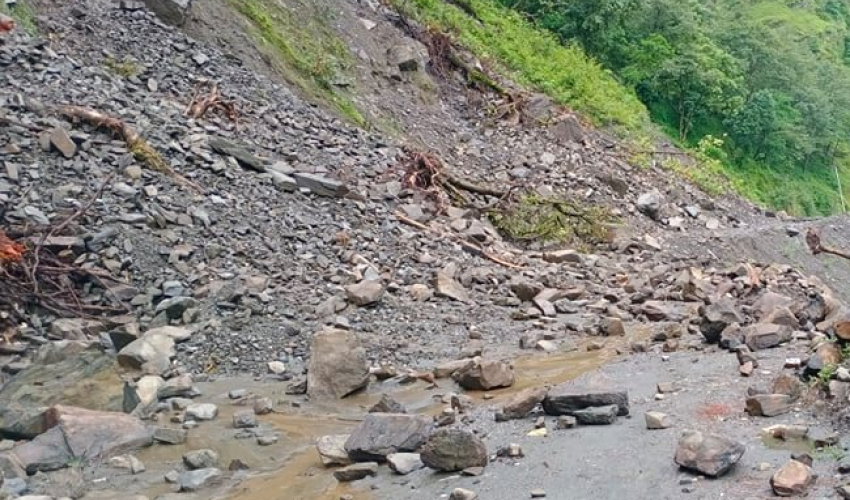 पहिरोले बाजुरा र अछाममा सडक अवरुद्ध 